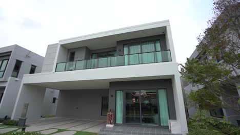 diseño exterior de casa contemporánea moderna blanca y gris