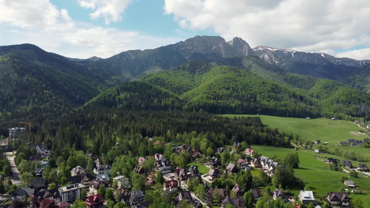 paisaje volando por el legendario pico giewont en las montañas polacas tatry, tierras de cultivo, bosques cerca de zakopane, polonia, una ciudad turística con arquitectura goral tradicional-5