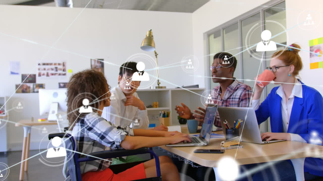 animación de la red de conexiones entre personas con discapacidad y diversas personas de negocios en la oficina.