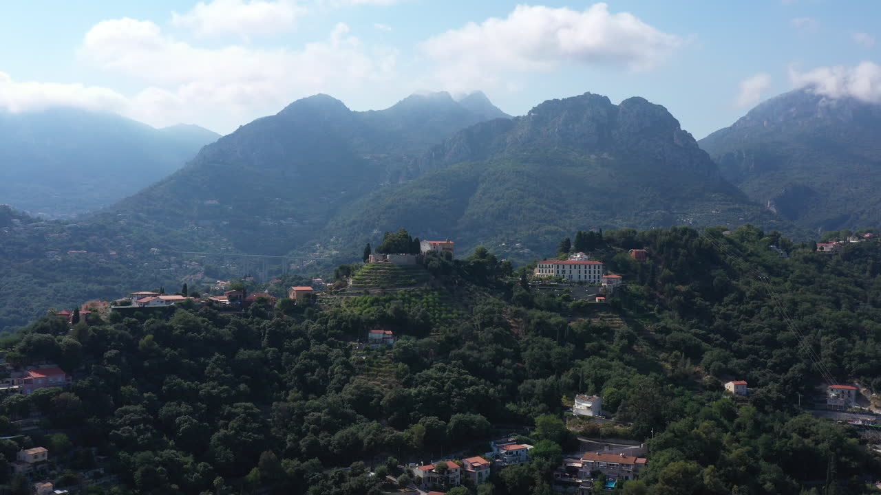 increíbles casas en la cima de la colina tomados desde el aire viñedos alpes franceses montañas día soleado