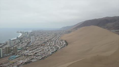 cerra dragon is a large dune that is located in the coastal zone of the great north of chile inside the city of iquique