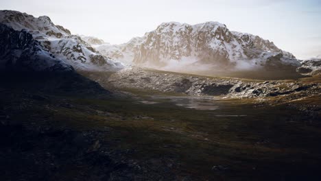 Berge-Mit-Schnee-Und-Trockenen-Hügeln-In-Chile