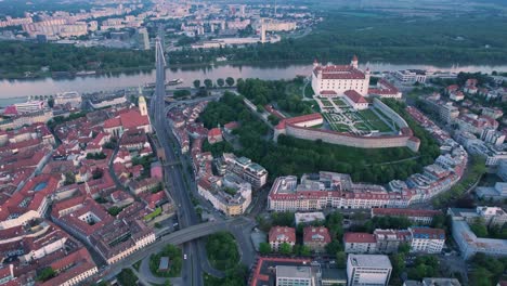 Vista-Aérea-Del-Castillo-De-Bratislava,-El-Casco-Antiguo,-El-Tráfico-De-La-Calle-Y-El-Puente-Sobre-El-Río-Danubio