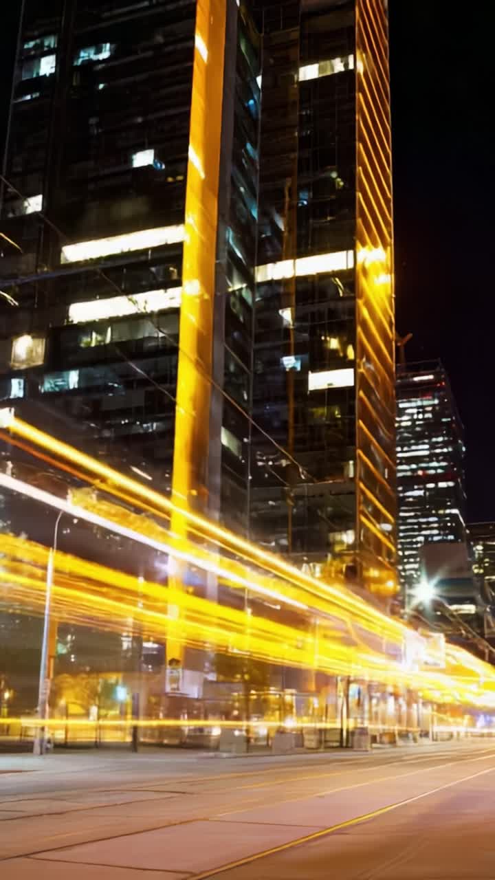 Cena urbana noturna e dinâmica com arranha-céus brilhantes e rastros de luz de veículos em movimento em um ambiente de cidade moderna