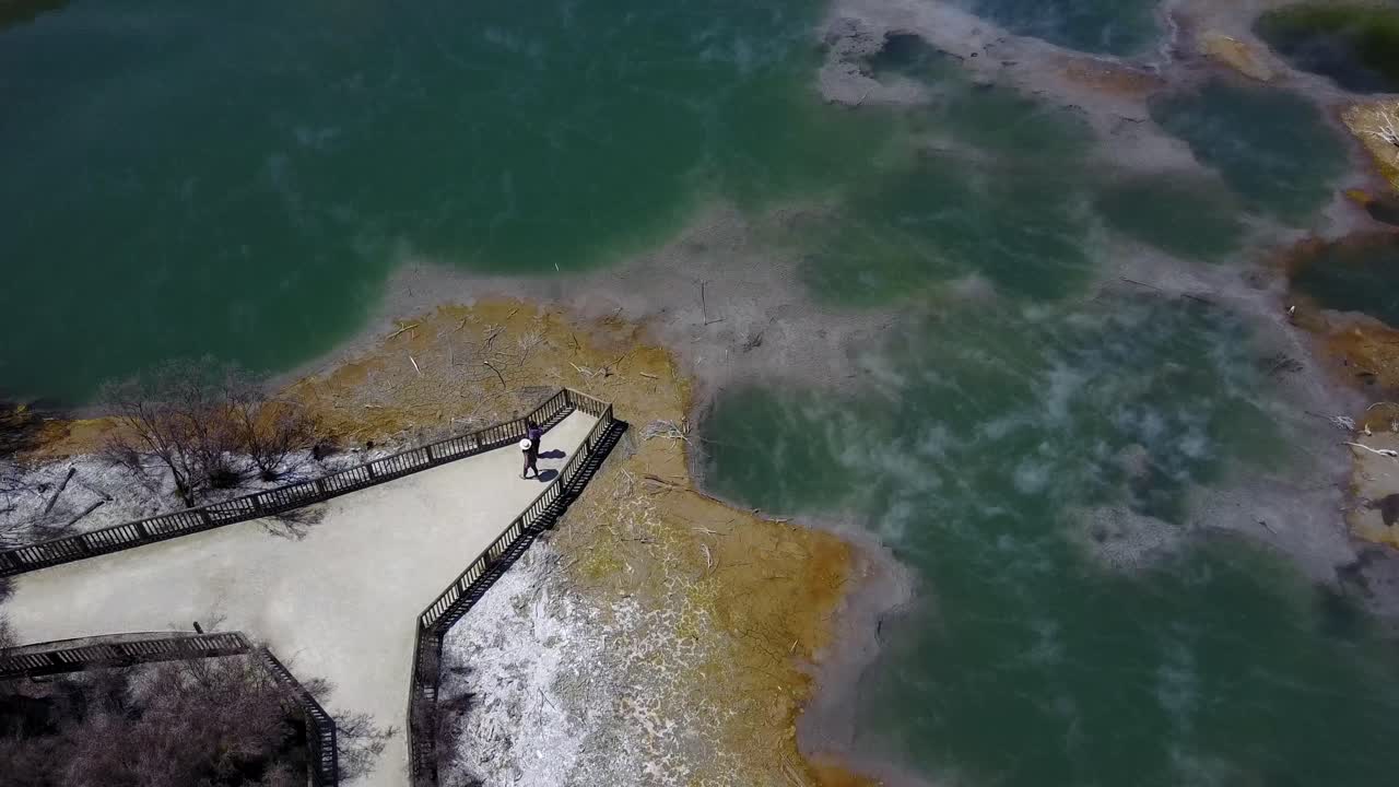 toma aérea de aguas termales, cuenca termal de vapor natural - nueva zelanda, rotorua, parque kuirau