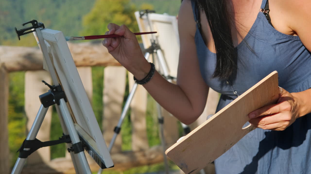 야외에서 그림을 그리는 여자