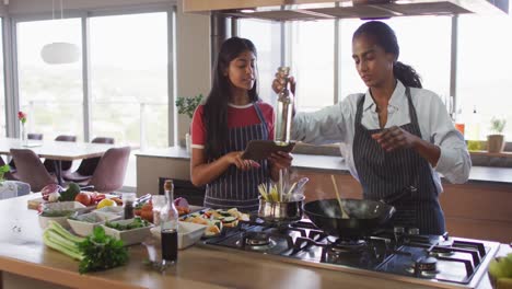 video de felices amigas diversas preparando la comida