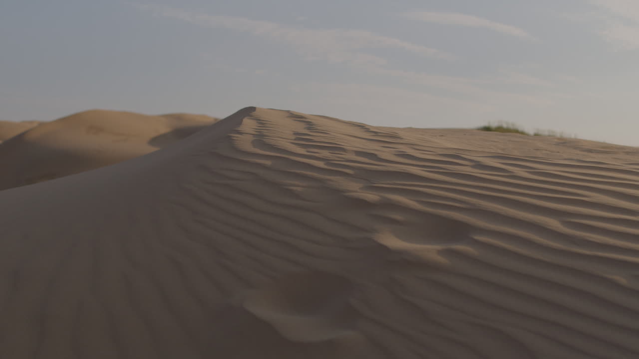 el viento sopla arena sobre las dunas del desierto. lapso de tiempo