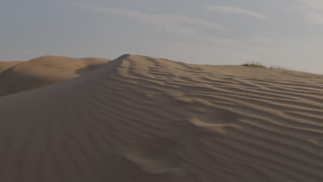 el viento sopla arena sobre las dunas del desierto. lapso de tiempo
