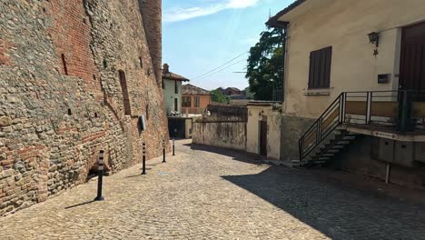 un callejón encantador en serralunga d'alba, italia