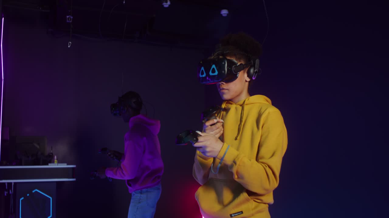 Persone che sperimentano la realtà virtuale