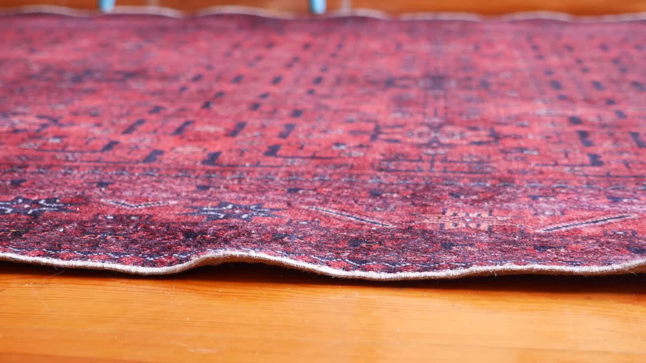 alfombra roja antigua con diseño intrincado