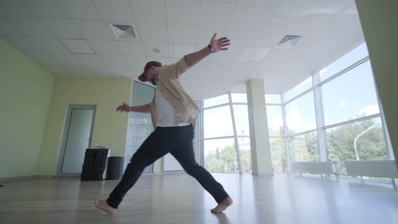 스타일리시한 젊은 남성 댄스 브레이크 댄스 및 안무. 공연, 움직임, 스타일 및 패션 개념