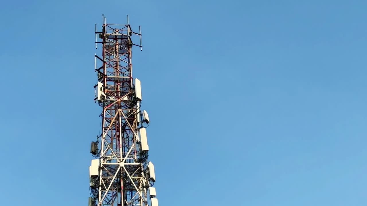 torre de telecomunicaciones 4g con fondo de cielo azul