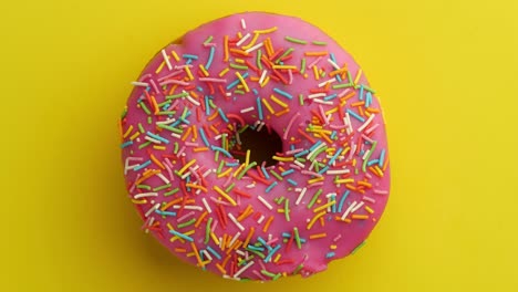 el donut glazado de primer plano.