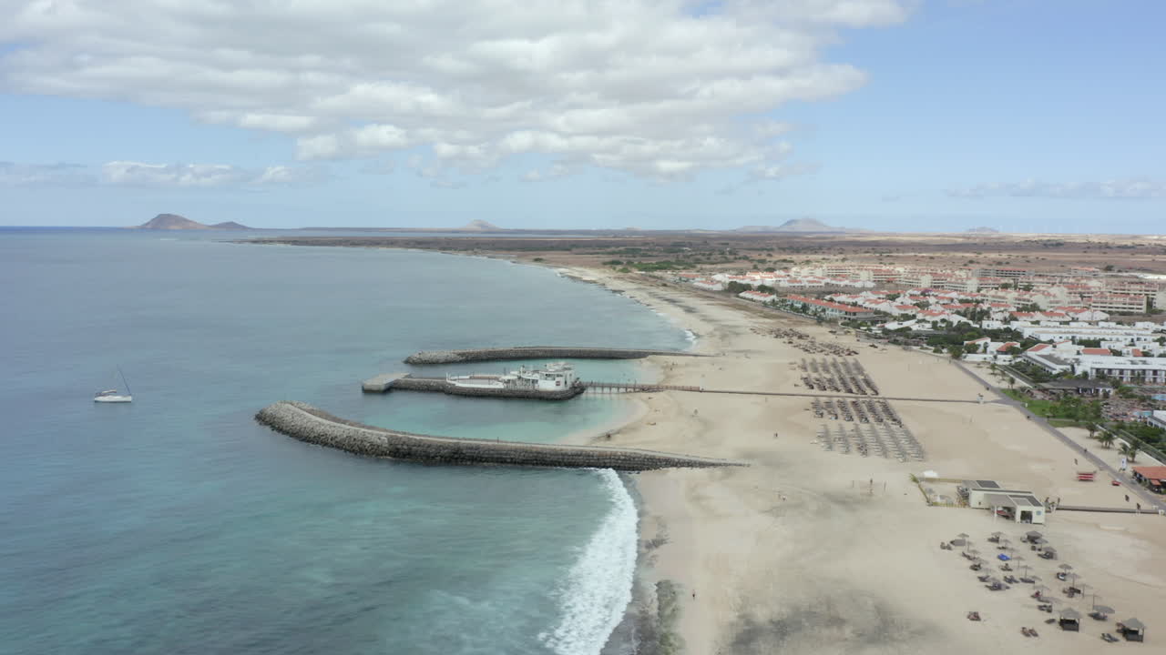 club de playa de bikini y centros turísticos de playa en santa maría, isla de sal, cabo verde.
