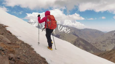 Chica-Alpinista-En-Crampones-Ascendiendo-La-Montaña-En-El-Alto-Atlas,-Marruecos
