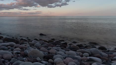 hermosa playa rocosa al atardecer