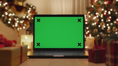feliz navidad plantilla en blanco clave de croma pantalla verde monitor en el escritorio.