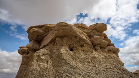 Lapso-De-Tiempo,-Nubes-Moviéndose-Sobre-Hoodoo-Rock-En-Bisti-Badlands-De-na-zin-Desierto,-Nuevo-Mexico-Usa