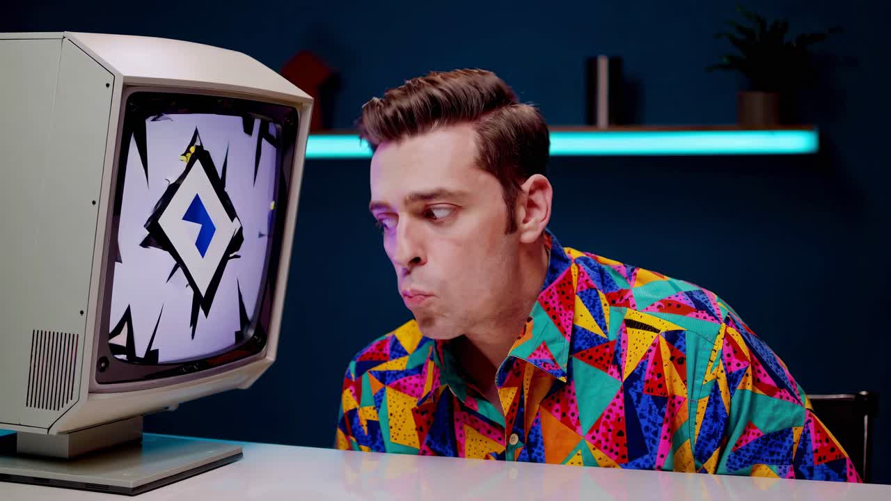 빈티지 컴퓨터 스크린 디스플레이에 반응하는 남자