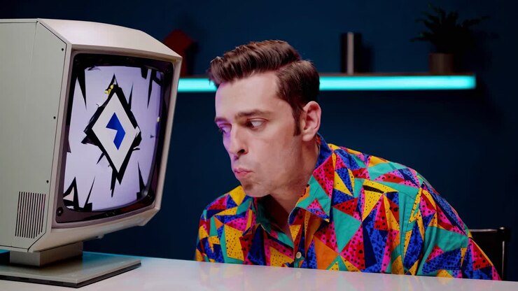 Uomo che reagisce a un display di computer vintage