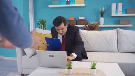 el alguacil pone un embargo en la casa del joven deudor. hipoteca.