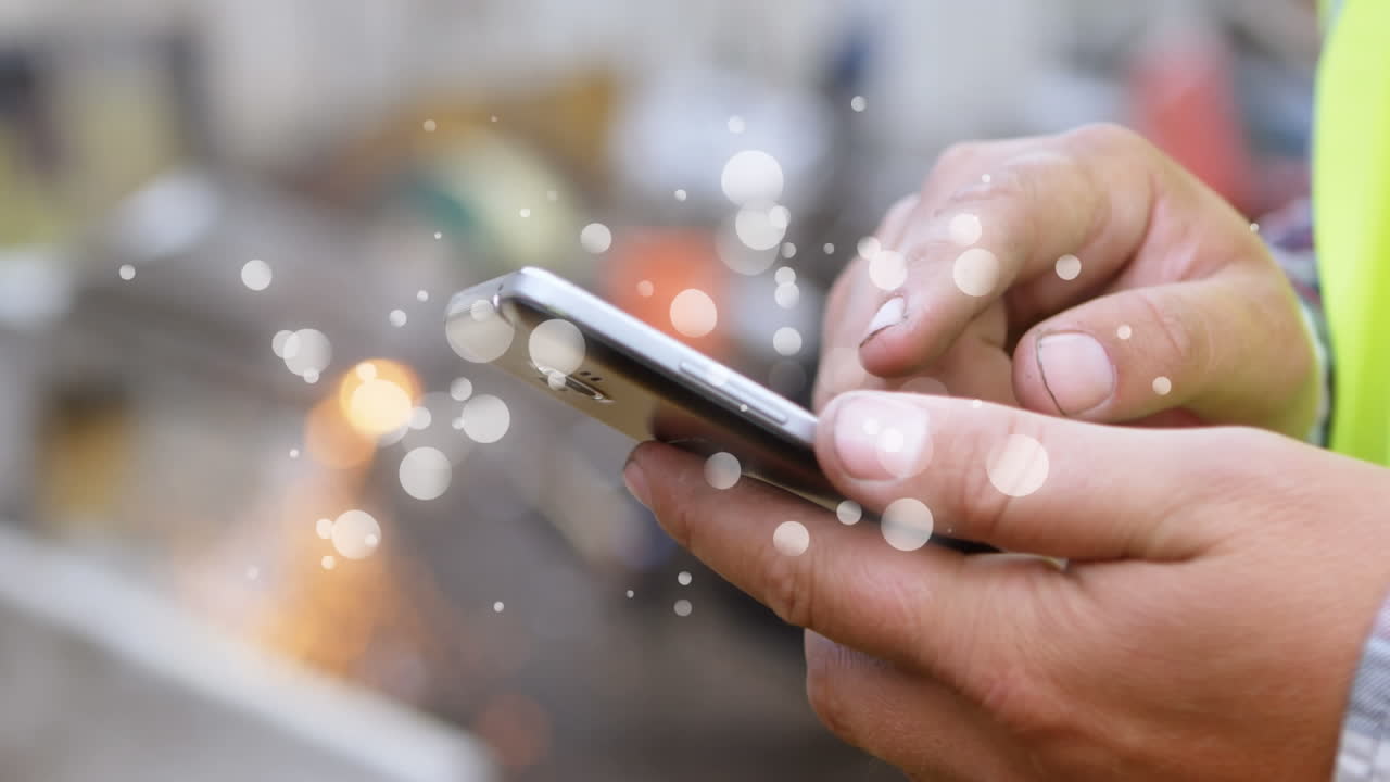 animación de múltiples manchas blancas sobre la sección media del hombre usando un teléfono inteligente