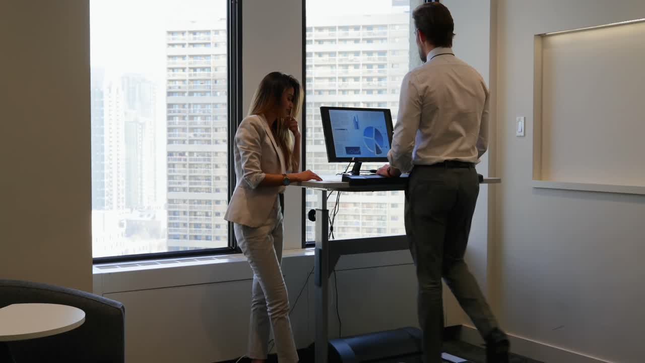 사무실 4k에서 서로 상호 작용하는 비즈니스 사람들