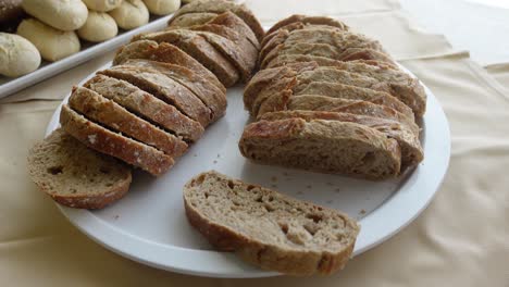 Pan-Rebanado-En-Plato-Blanco