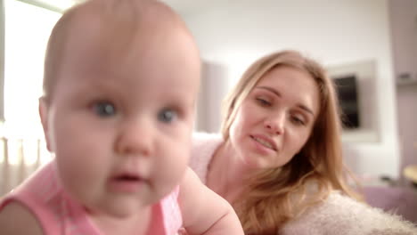 madre cansada sosteniendo al bebé. bebé aprendiendo de pie. hermoso niño con la madre