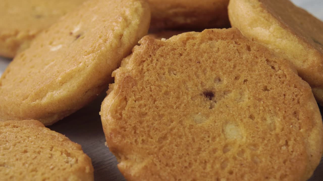 galletas de pan corto redondas frescas en una superficie de madera