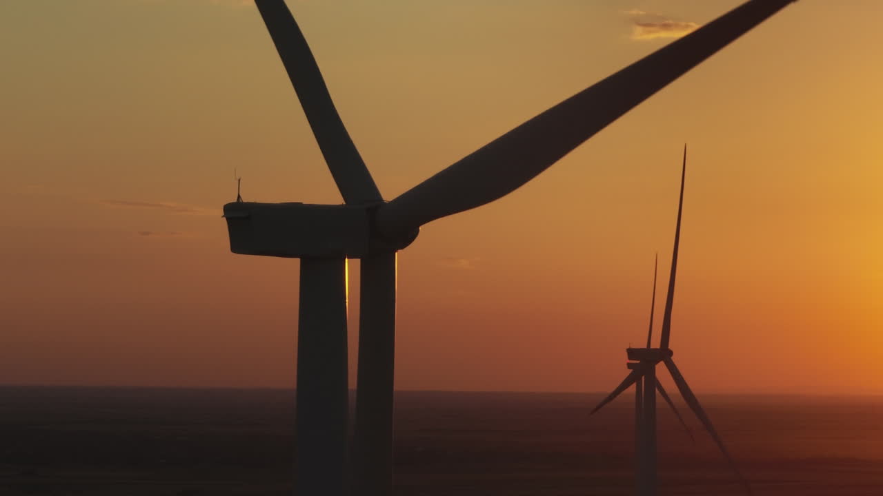 일몰의 풍력 터빈