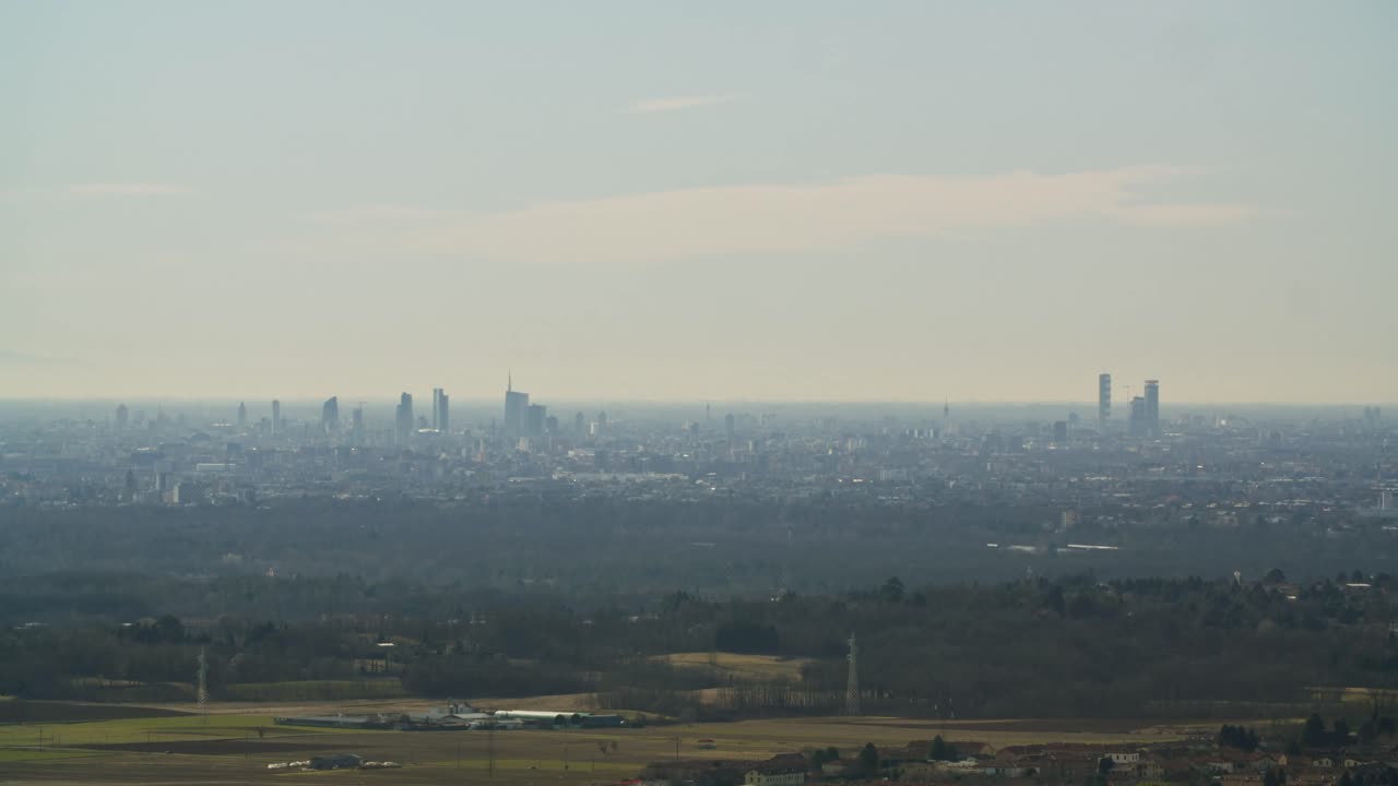 멀리서 본 밀라노 스카이라인