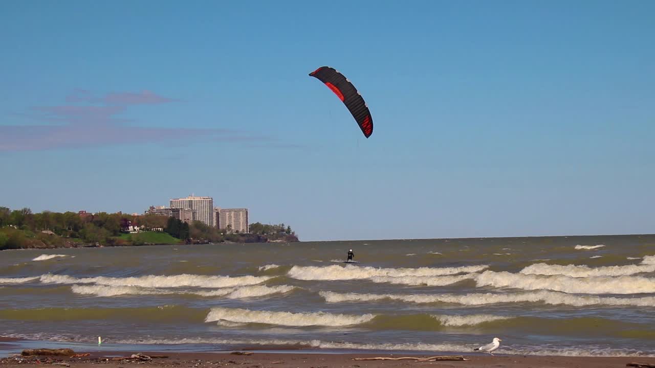 surfista frente a la costa del lago erie en cleveland, ohio