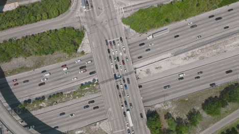 autopista ocupada en la hora pico en miami