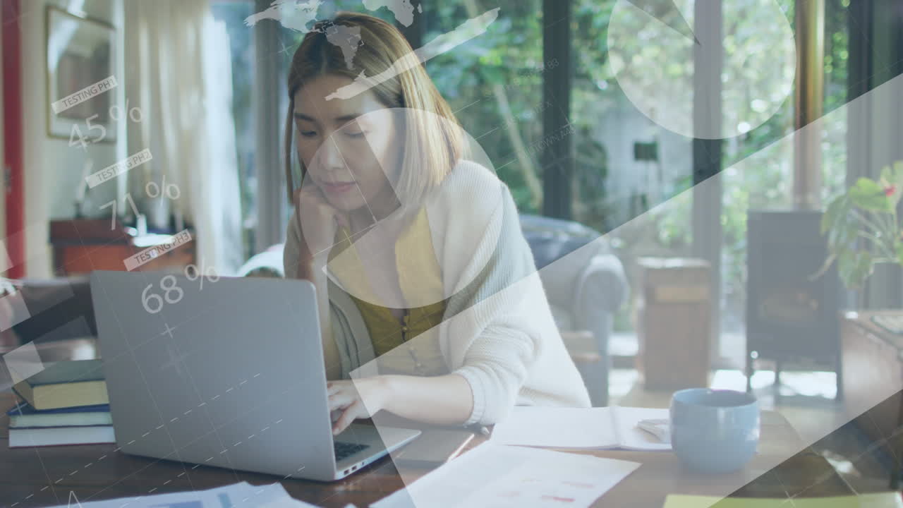 노트북을 사용하는 아시아 여성에 대한 금융 데이터 처리의 애니메이션