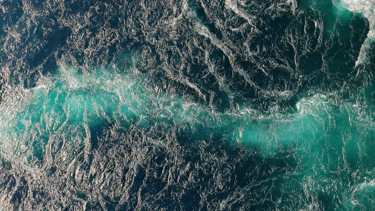 las olas azules de agua del río y el mar se encuentran durante la marea alta y la marea baja.