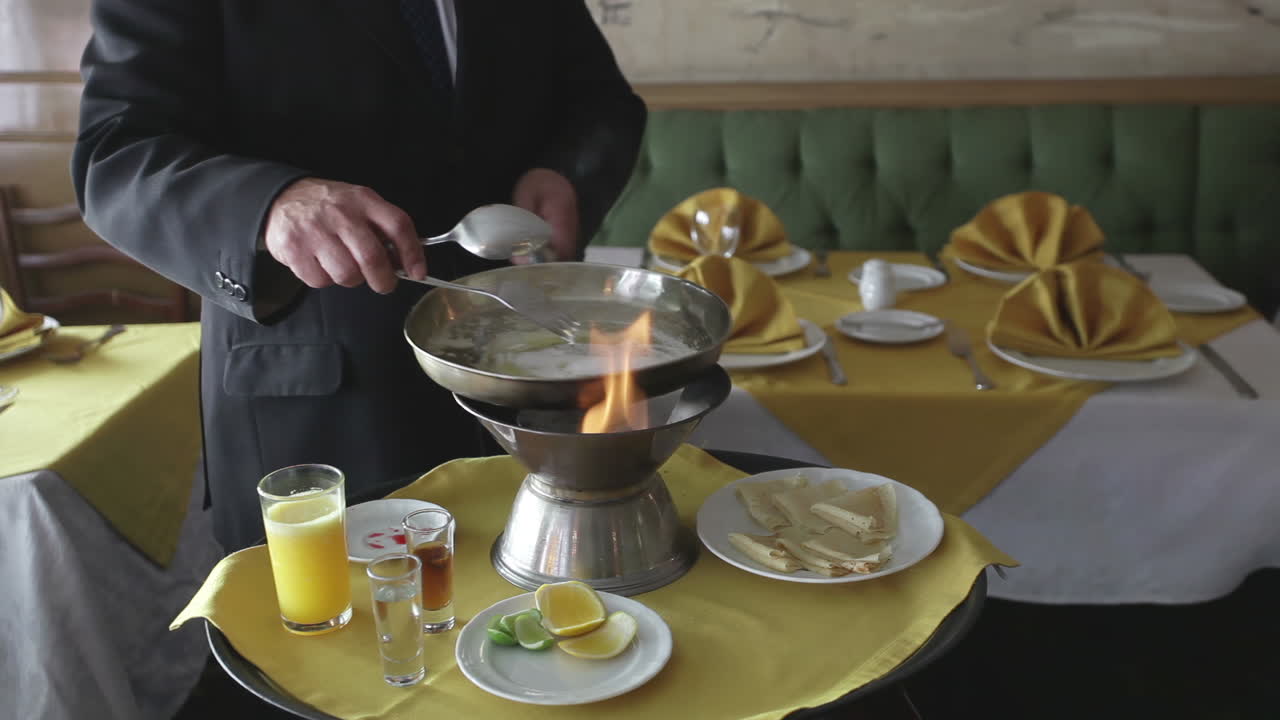 크레프 수제트를 준비하는 셰프