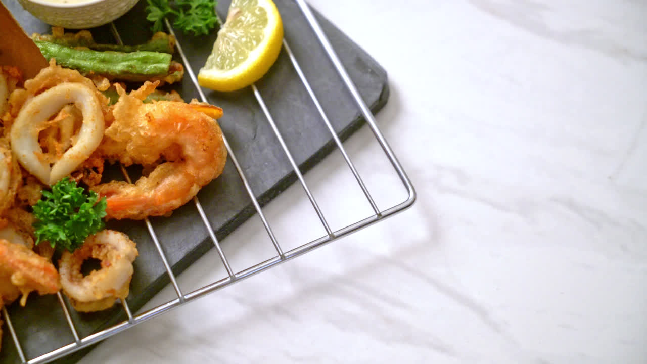 mariscos fritos (camarones y calamares) con mezcla de vegetales