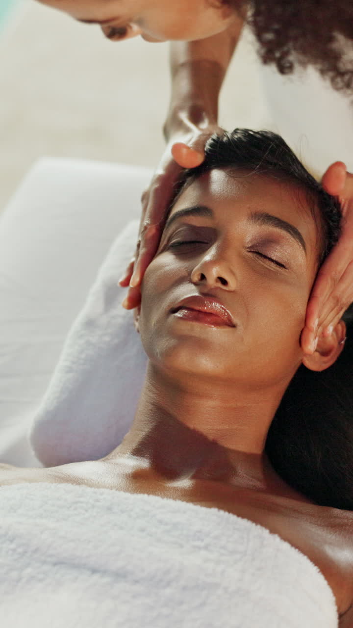 Jovem Mulher Recebendo Massagem Relaxante Facial e na Cabeça em Spa