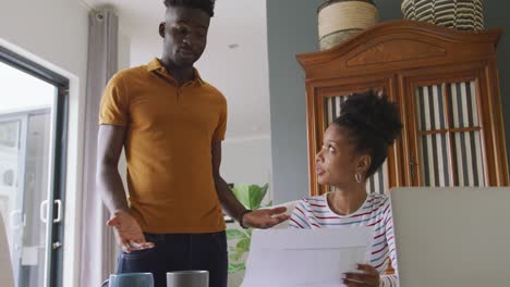 Video-Eines-Glücklichen-Afroamerikanischen-Paares,-Das-Einen-Laptop-Benutzt-Und-Rechnungen-Bezahlt