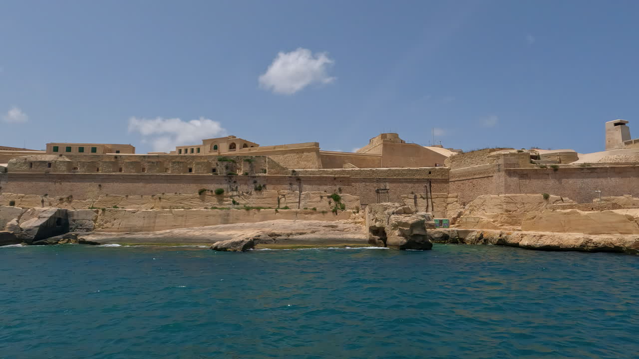 navegando más allá de la fortaleza en la costa de valletta en la isla de malta