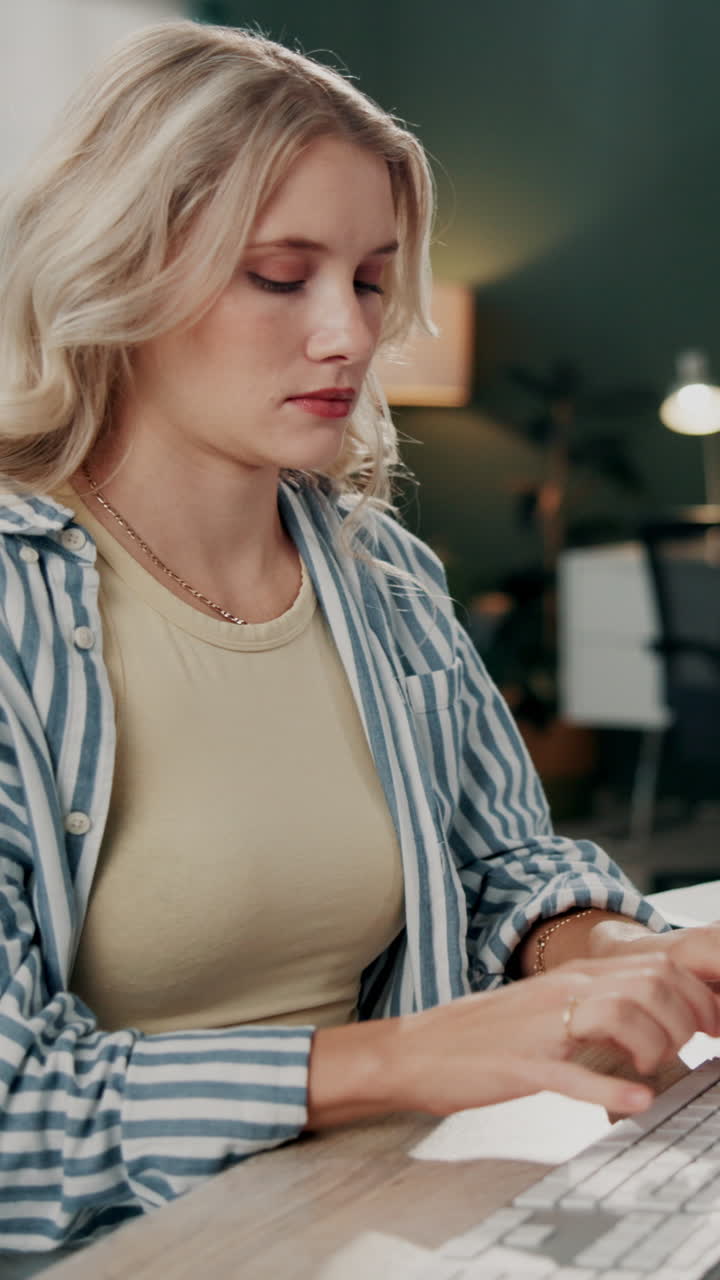 Kvinde med rygsmerter på arbejdet