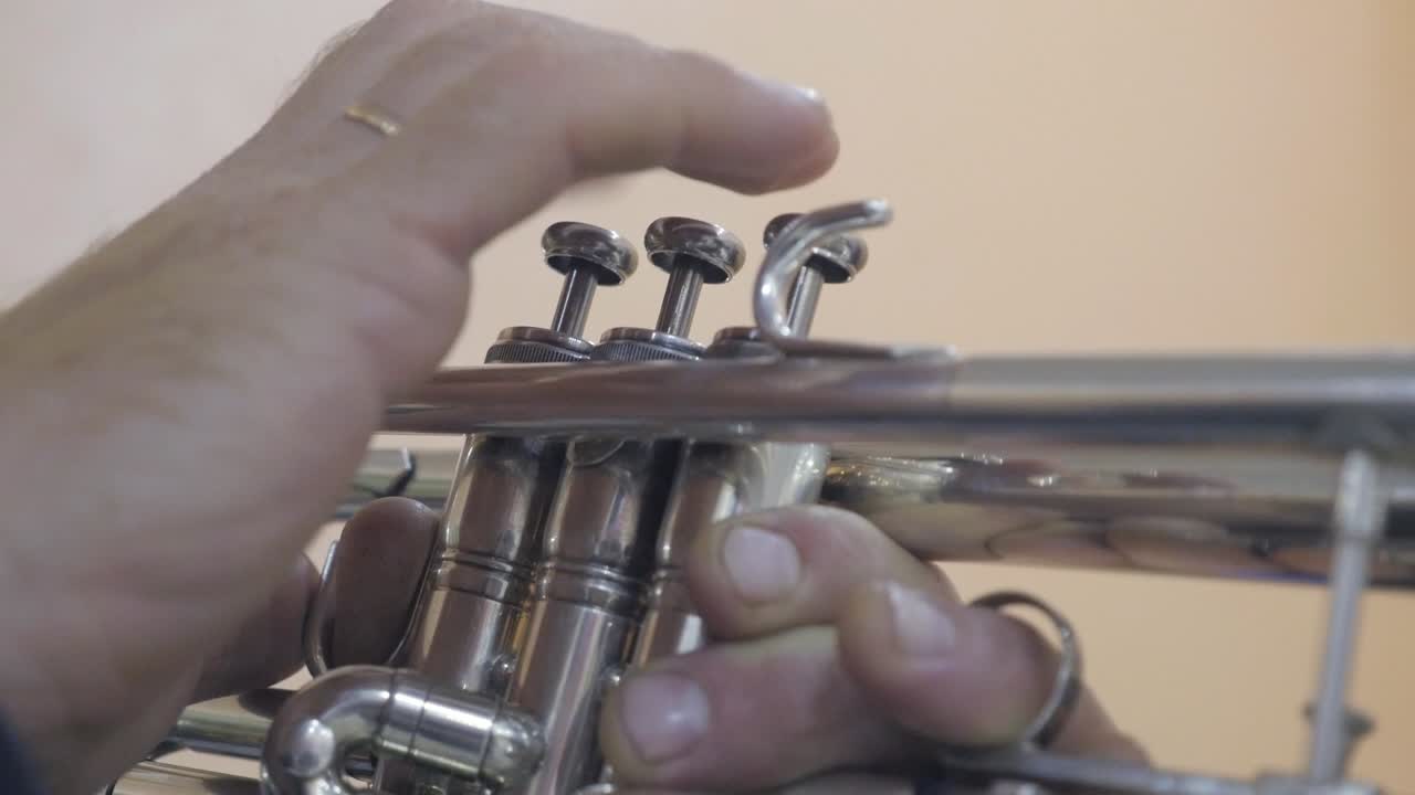 el músico toca la trompeta en la sala de conciertos. músico tocando un instrumento musical. primer plano