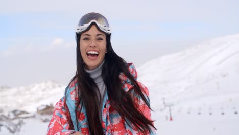 Mujer-Joven-Riendo-Lanzando-Una-Bola-De-Nieve