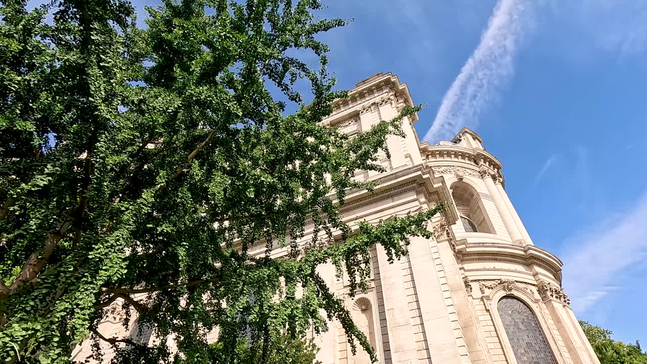 주위 의 초록색 으로 둘러싸인 대성당 의 전망