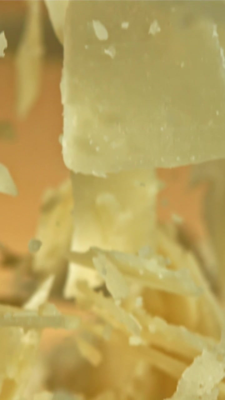 Copeaux de Parmesan tombant au ralenti