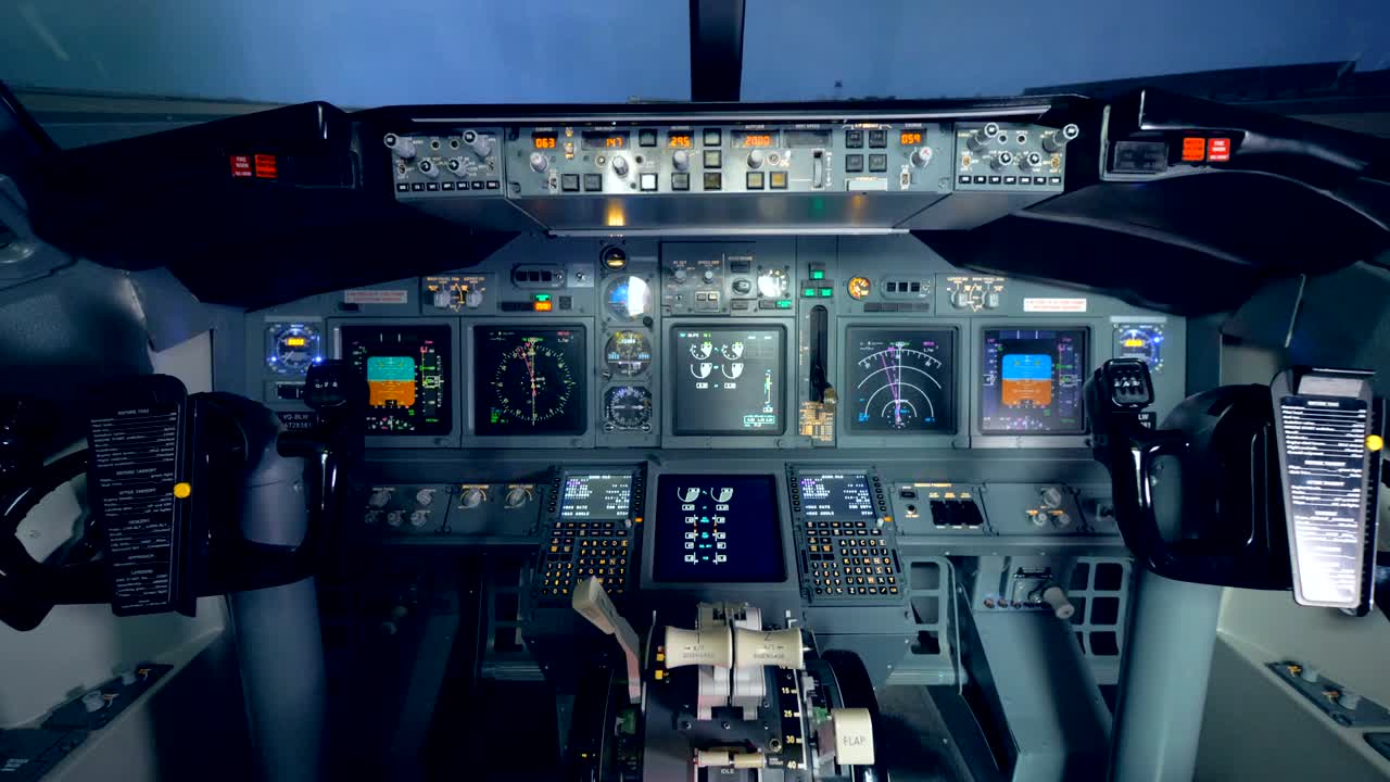 una vista de un tablero de instrumentos en un avión.