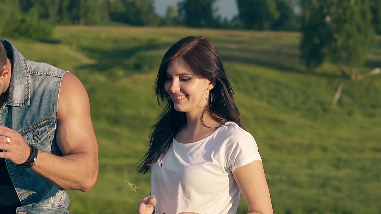 클로즈업 잘생긴 남자가 즐거운 갈색 소녀 근처에서 웃는다